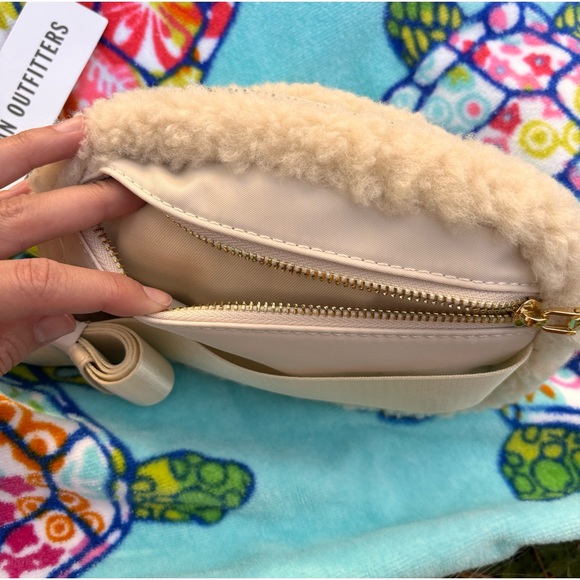 bdg fleece belt bag - Picture 4 of 5